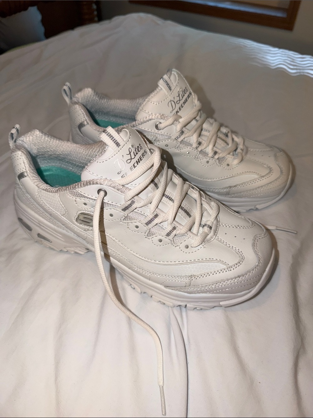 Skechers D’Lites NWOT Women 8.5 Wide White Lace Up Sneaker with Silver Accents